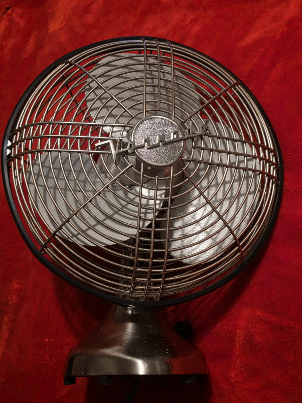 Vornado Silver Swan Brushed Nickel Oscillating Table Fan Brushed Chrome Vintage