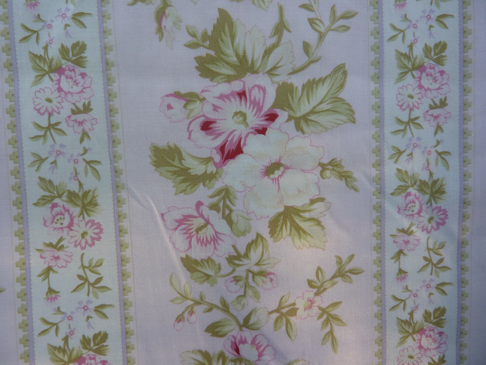 Yuwa Gorgeous 1940\'s Wallpaper stripe Fabric Pink Roses 