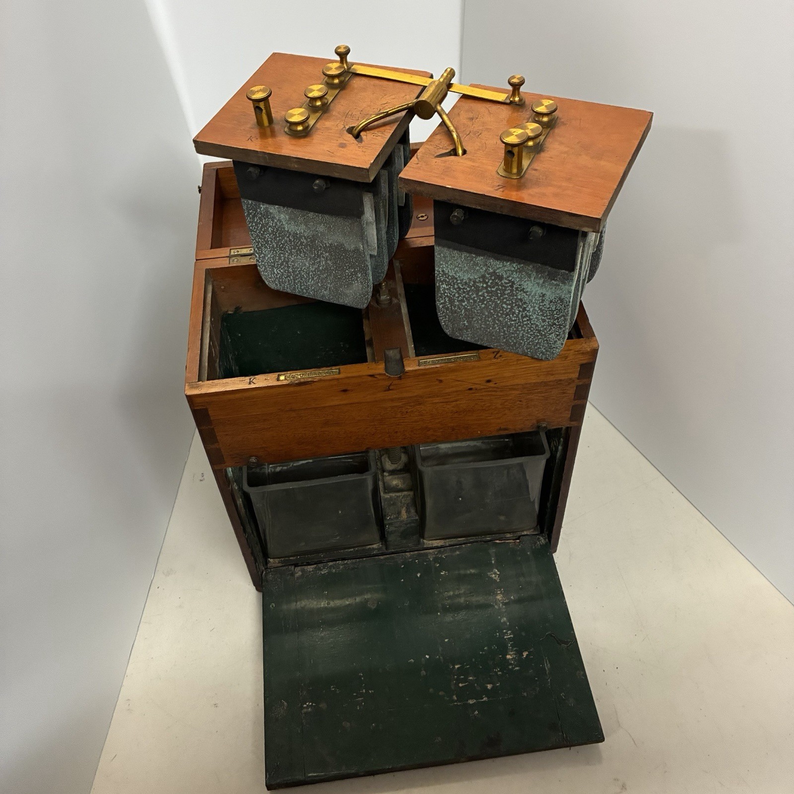 Antique Late Victorian Leclanche Wet Cell Battery John Weiss & Son Cabinet Jars