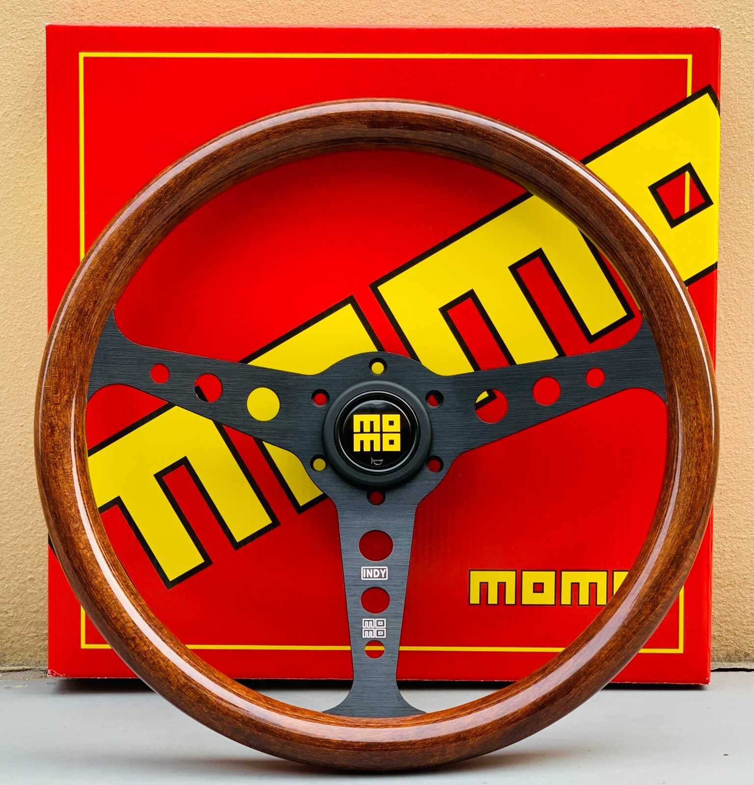 MOMO Heritage Indy Black Woodgrain Mahogany Wood Steering Wheel 350mm MOMO Heritage Indy Black Woodgrain Mahogany Wood Steering Wheel 350mm