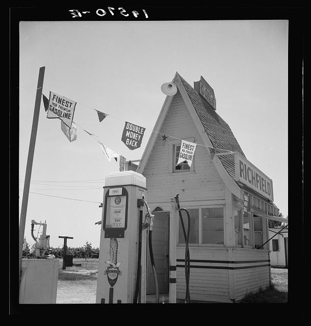 Photo:Tulare Fresno California 1939 Richfield Gas Station U.S. 99
