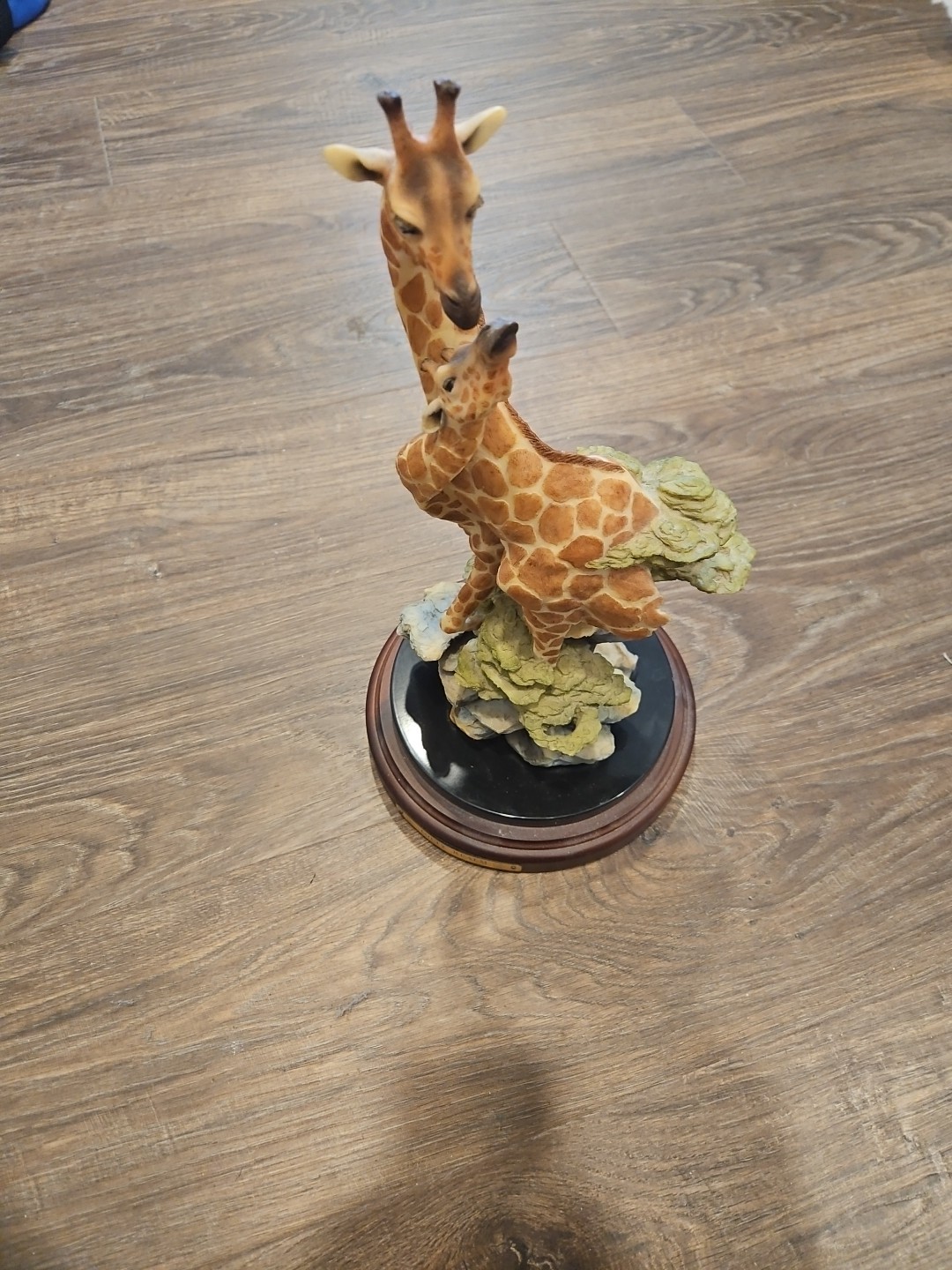 Giraffes in Love Statue Stephen Herrero Lofty Realm Series Mill Creek 723/2500