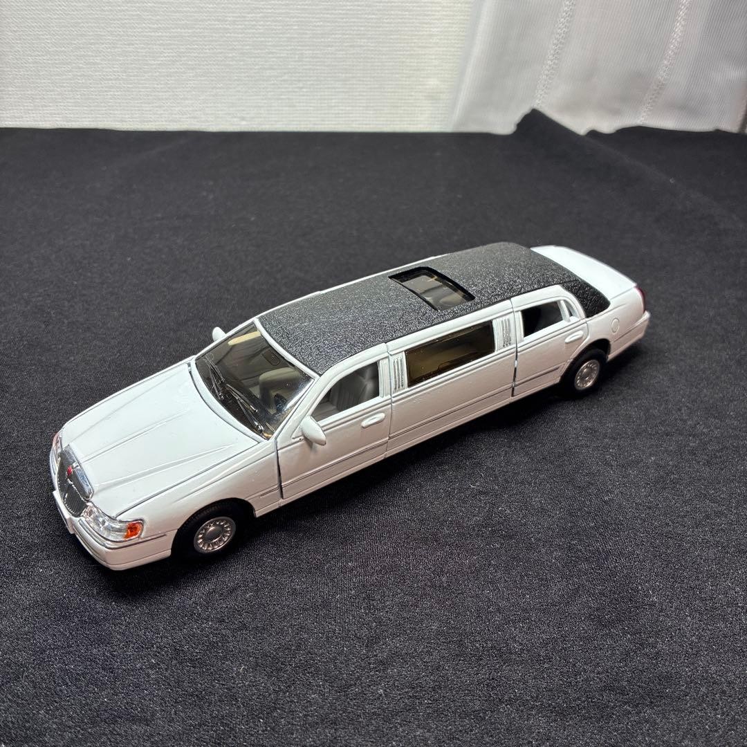 KinSmart Lincoln Town Car Limousine 1/38 Scale White Open Doors [Age 13+]