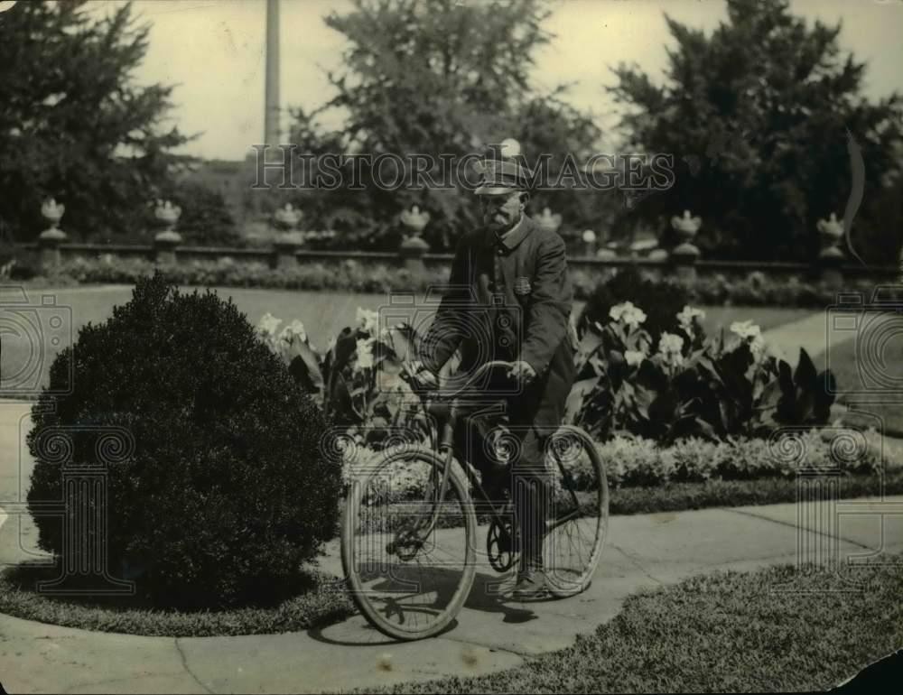1922 Press Photo Richard H. Cook, Washington DC policeman on his bicycle