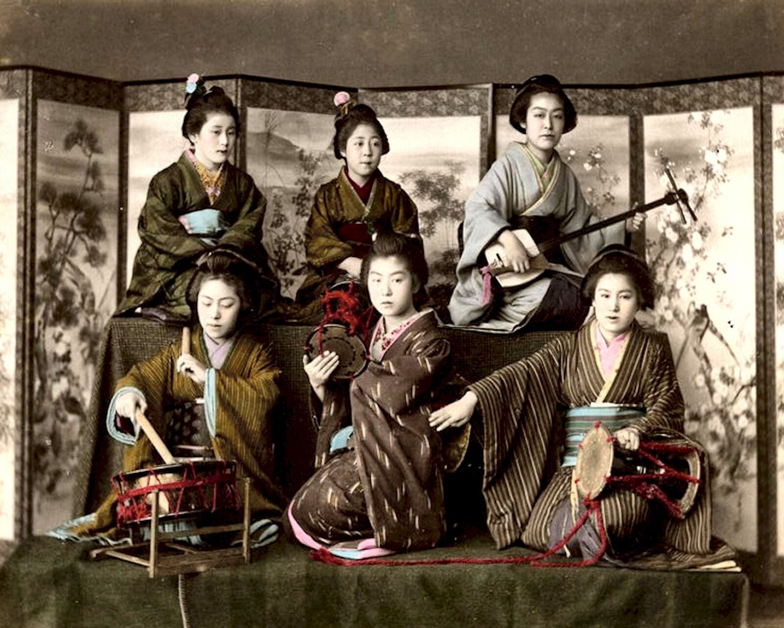 1887 Group of JAPANESE GEISHAS Photo  (183-o)