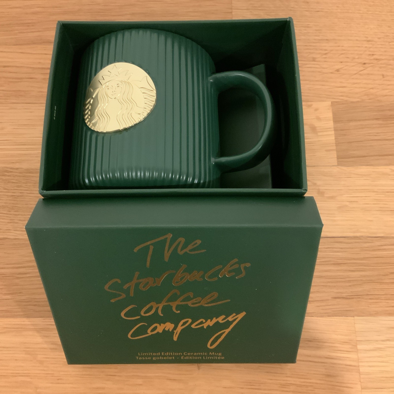 🔥NIB Starbucks 2025 Limited Edition Green/Gold Pleated Ceramic Mug
