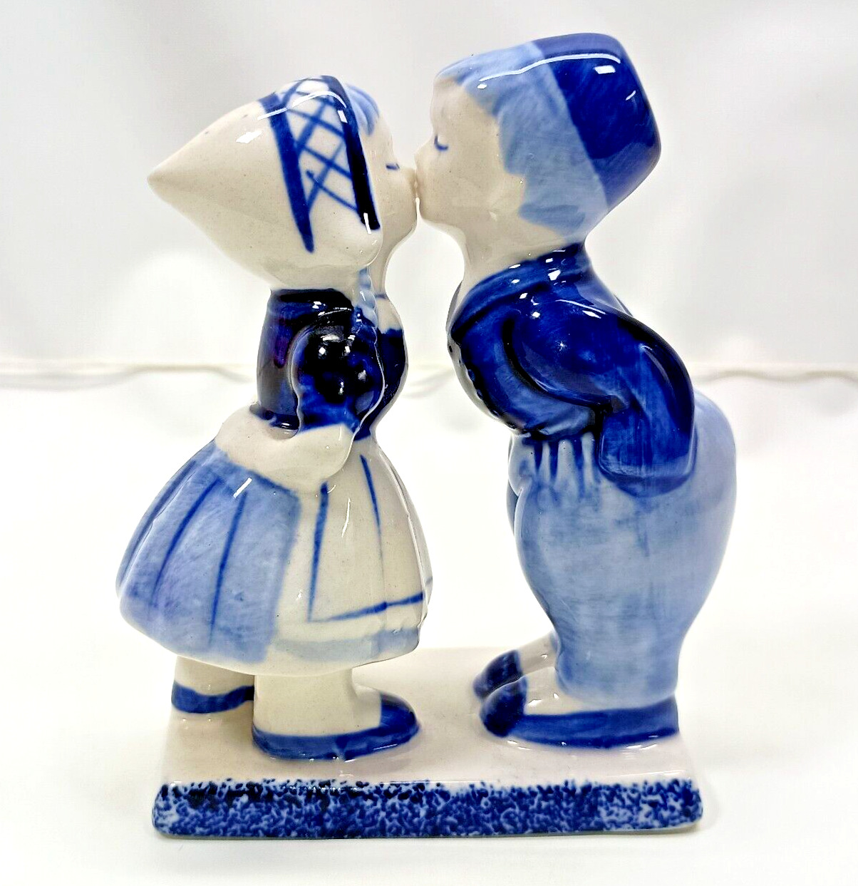 Delft Blue Holland Dutch Couple Kissing Figurine perfect older or vintage 3.5\