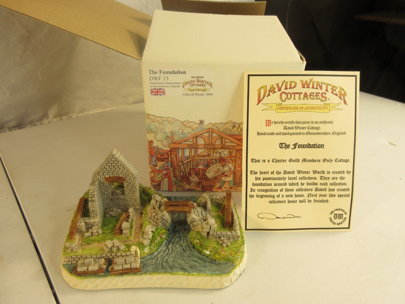 David Winter Cottages The Foundation Collectors Guild 2004 England