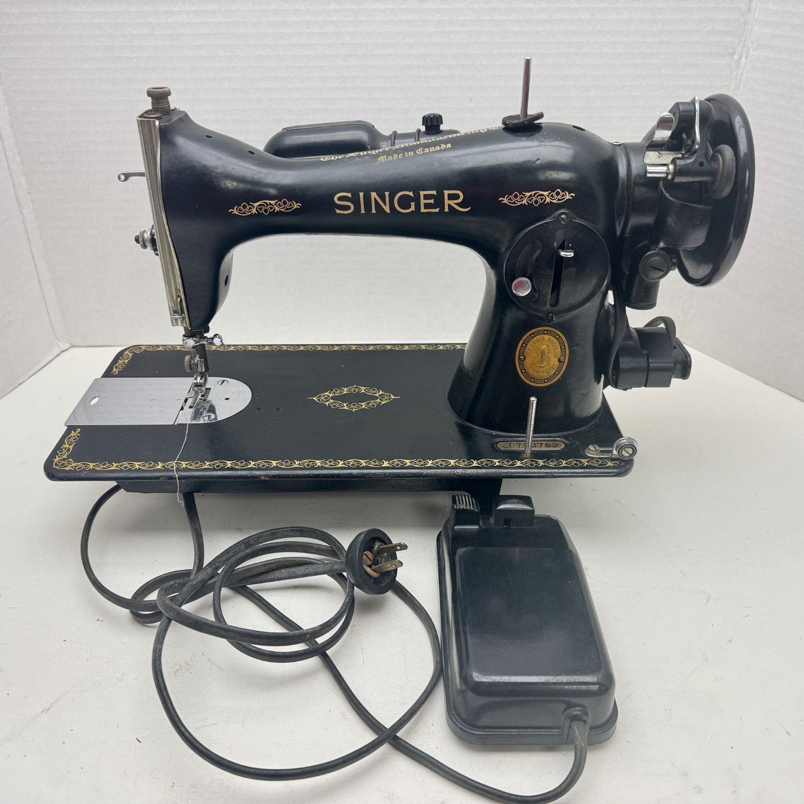 1948 SINGER sewing Machine Grand Rotary 15-91-194 Canada  w/controller READ