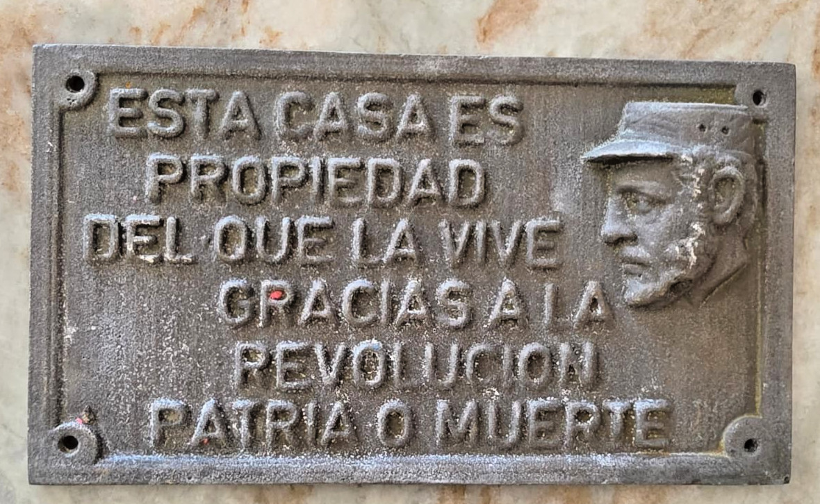 FIDEL CASTRO PLAQUE TOPPER DOOR PROPERTY IS OF WHO LIVES THANKS REVOLUTION