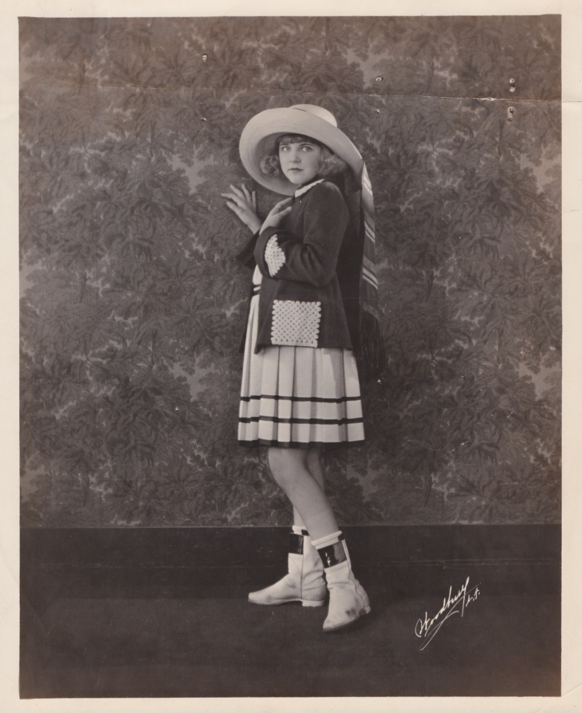 1923 Press Photo Actress Virginia Lee Corbin Models Red, White Skirt Sports Suit
