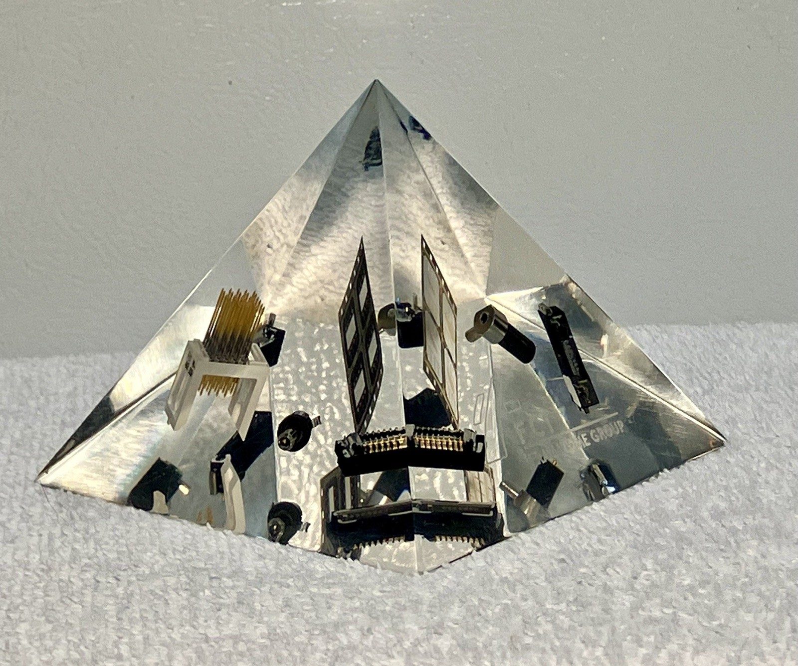 Pyramid Inclusion Art Electronic Components Acrylic Resin Paperweight Framatome Pyramid Inclusion Art Electronic Components Acrylic Resin Paperweight Framatome