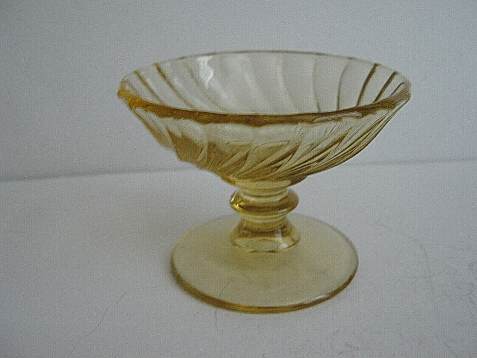 DUNCAN & MILLER AMBER SPIRAL FLUTES GLASS NUT CUP/OPEN SALT CELLAR, c1924