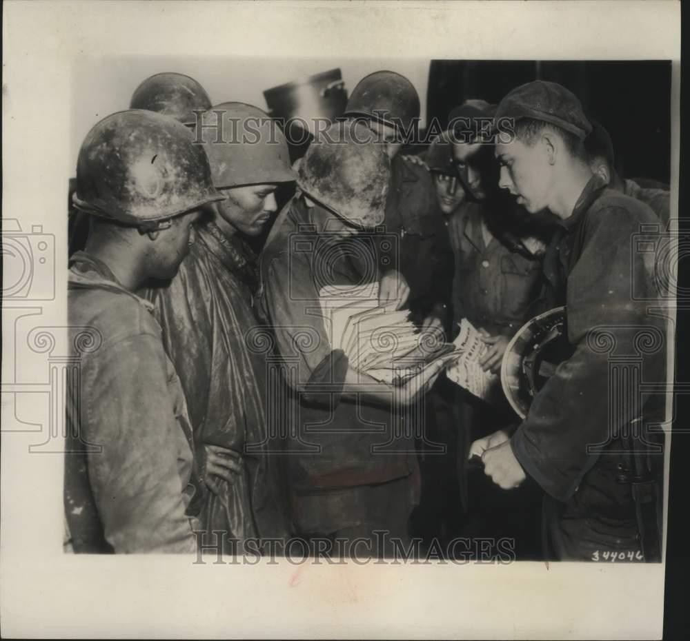 1950 Press Photo Soldiers Wait For Mail Clerk To Hand Out Letters From Home