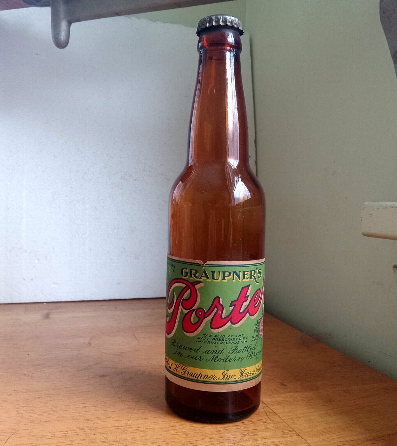GRAUPNER\'S PORTER HARRISBURG,PA LABELED 1930s AMBER BEER BOTTLE W/ORIGINAL CAP