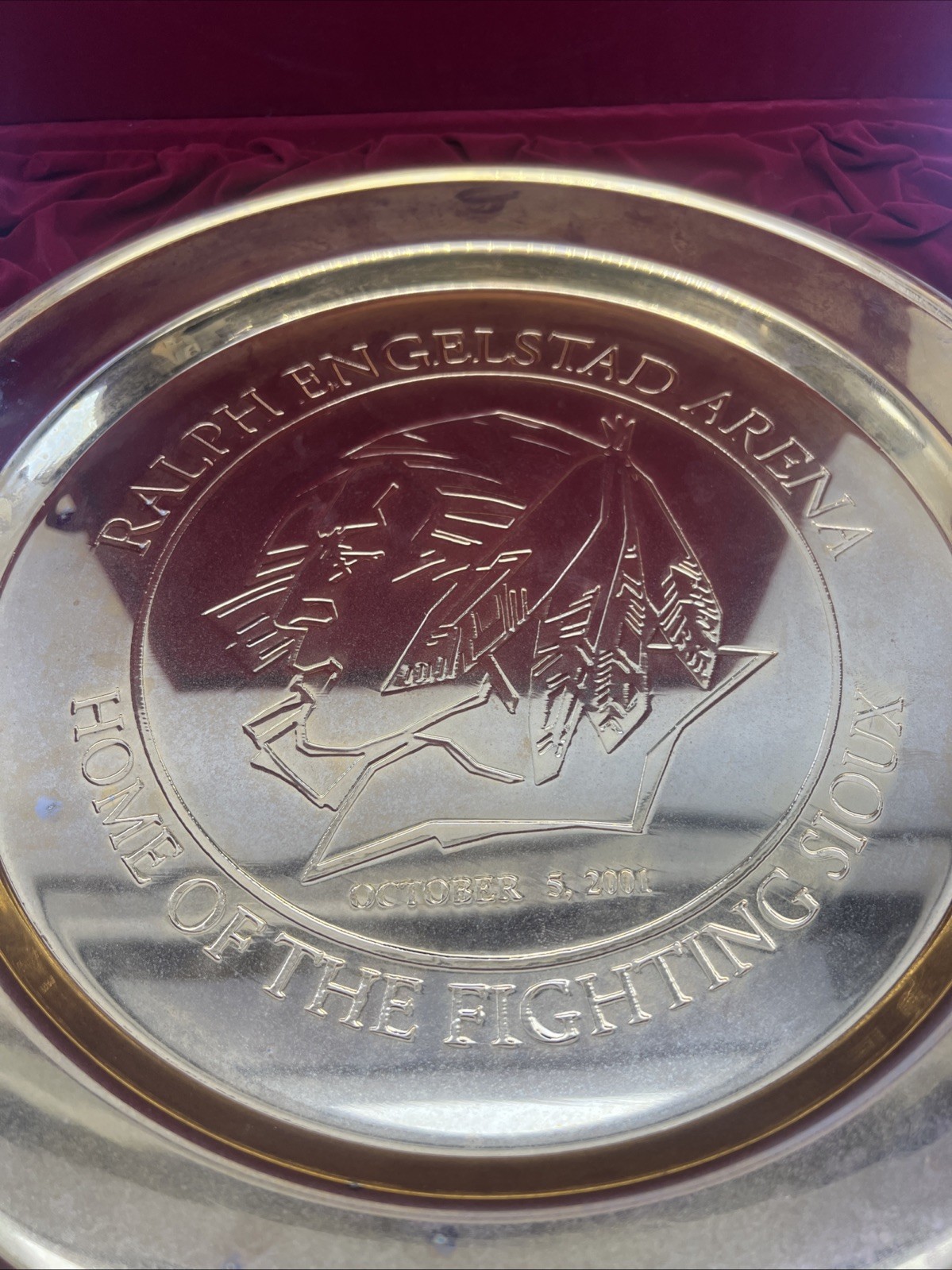 VTG UND Fighting Sioux Ralph Engelstad Arena Commemorative Plate Gold Plate READ VTG UND Fighting Sioux Ralph Engelstad Arena Commemorative Plate Gold Plate READ