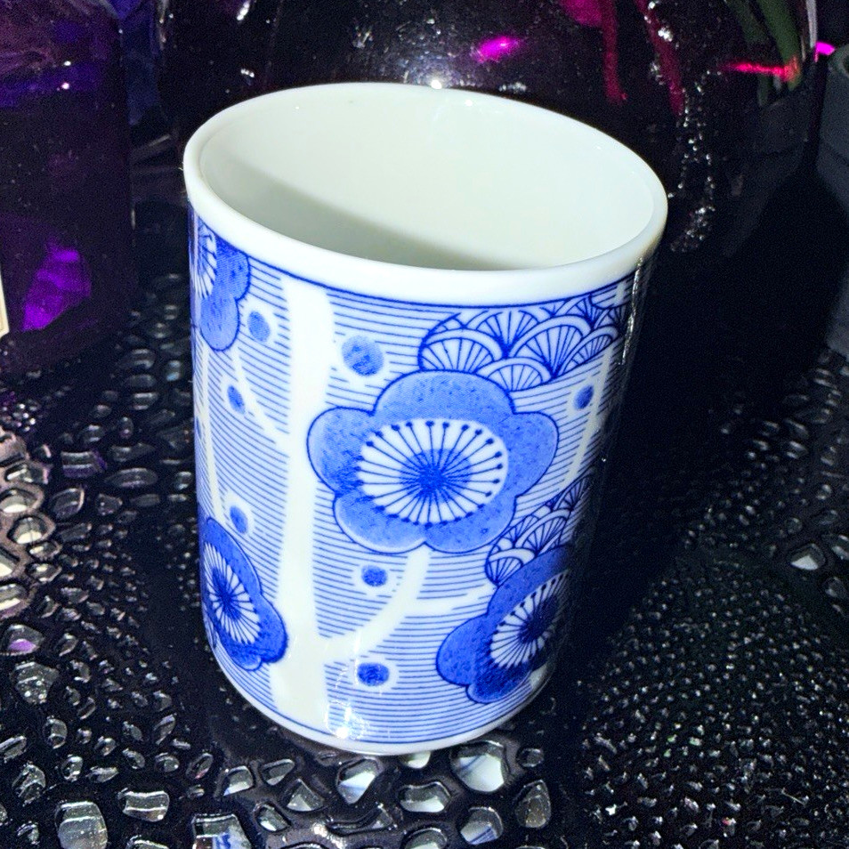 Vintage Japanese Blue & White Porcelain Yunomi Teacup & Fan Motif- Juzan Kiln 寿 Vintage Japanese Blue & White Porcelain Yunomi Teacup & Fan Motif- Juzan Kiln 寿