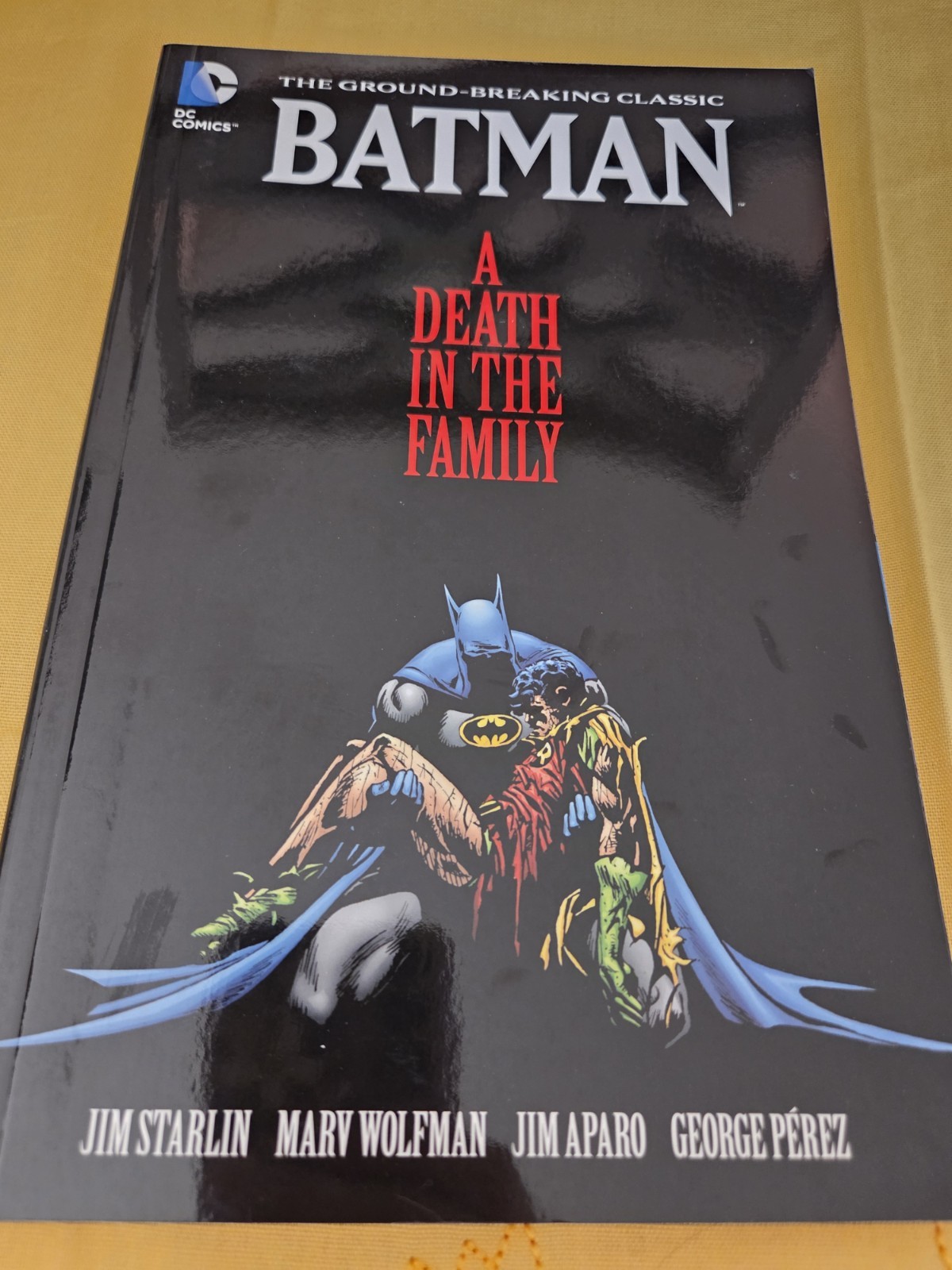 DC comics BATMAN A death in the family book Jim Starlin 