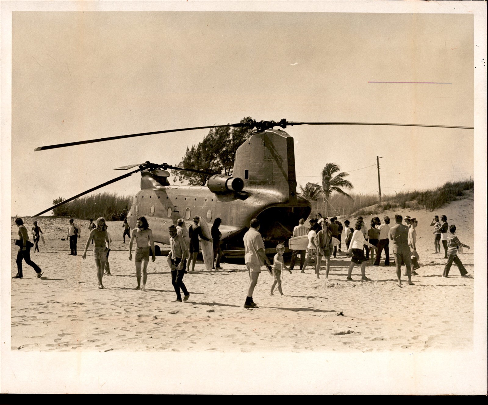 LD379 1972 Orig R. Houston Photo VERTOL CH-47 CHINOOK HELICOPTER BEACH ACCIDENT