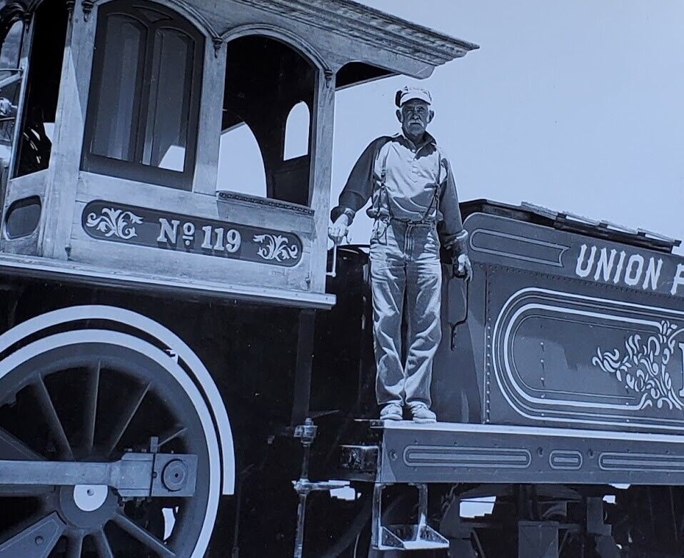 Union Pacific #119 Photograph 8x10 Engineer Les Smith Train Locomotive Art M14