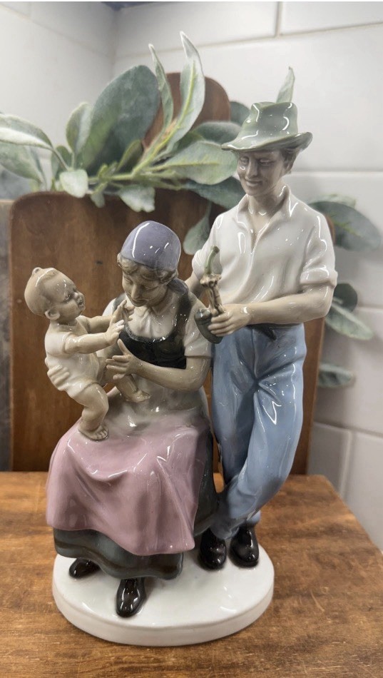 Vintage Neutettau Kunst Porcelain Family Figurine w Glass Dome