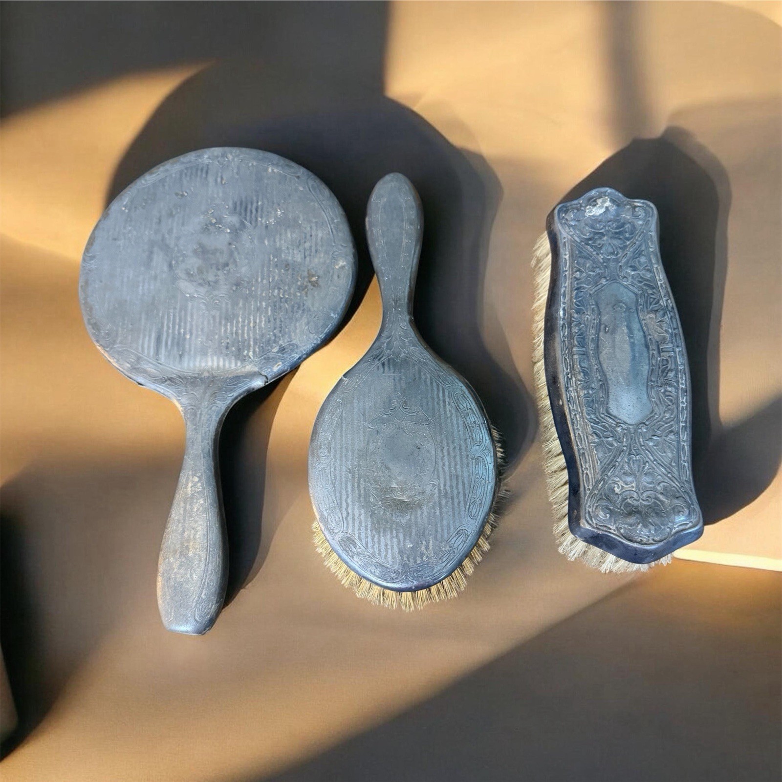 ANTIQUE HOMAN MFG CO Art Nouveau Silverplate Hand Mirror & 2 Brushes Vanity ANTIQUE HOMAN MFG CO Art Nouveau Silverplate Hand Mirror & 2 Brushes Vanity