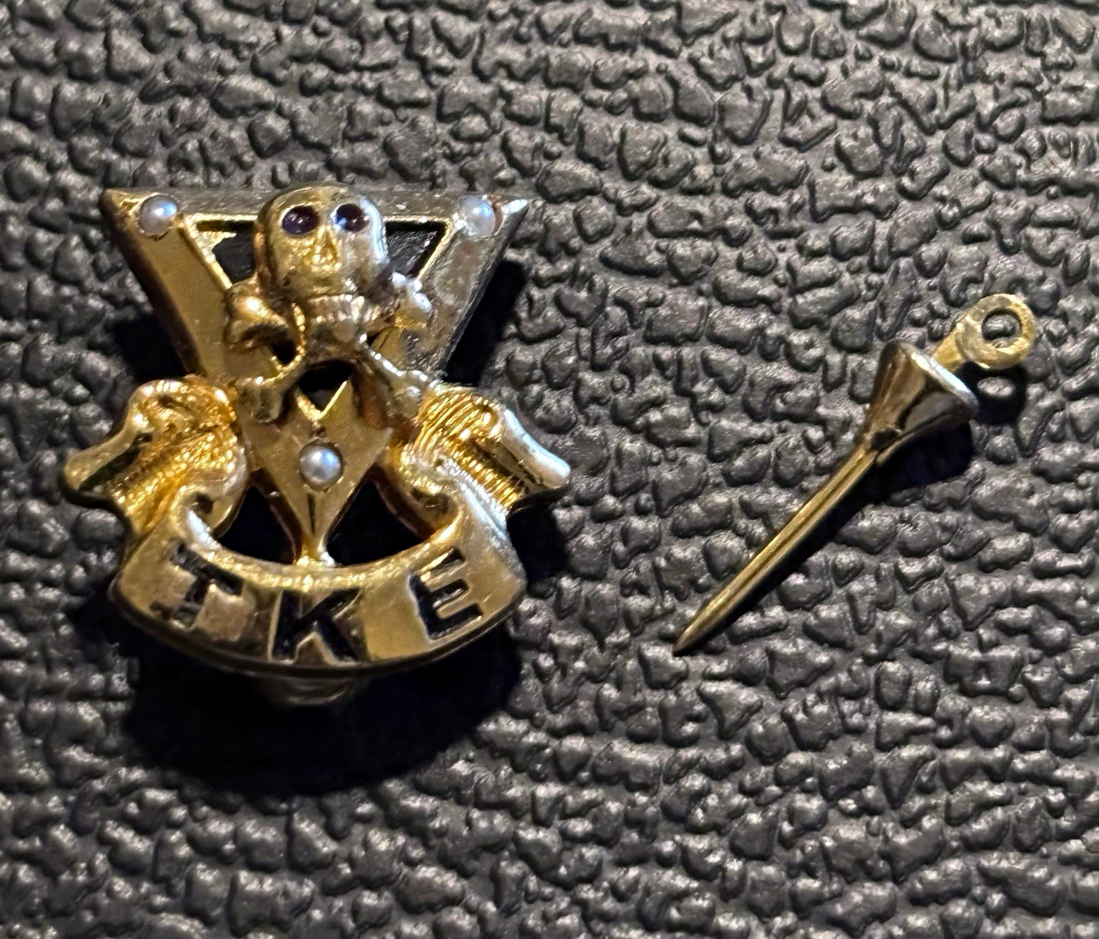 10kt Gold Vintage Tau Kappa Epsilon Skull And Cross Bones with Pearls Pin 2.05g 10kt Gold Vintage Tau Kappa Epsilon Skull And Cross Bones with Pearls Pin 2.05g