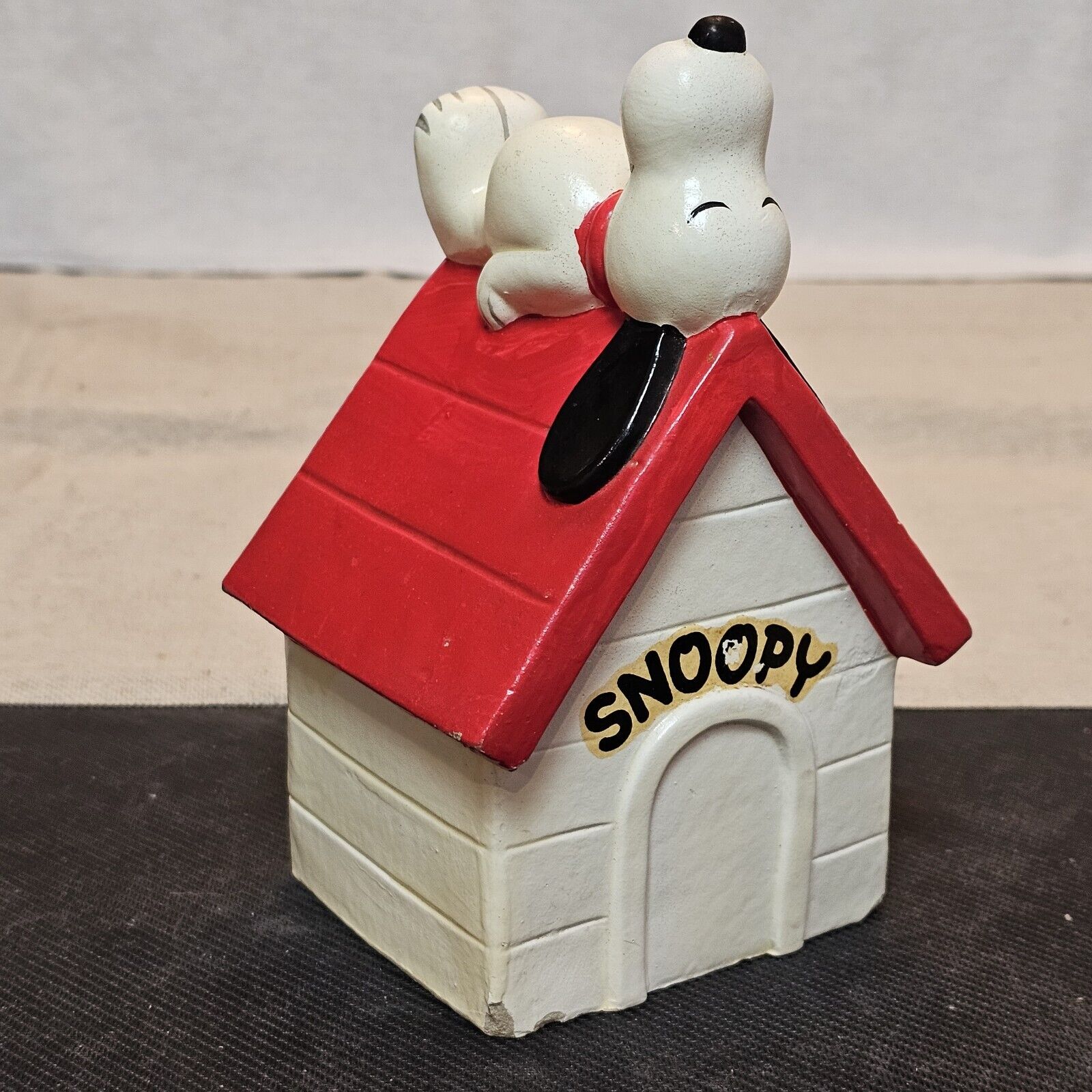 Vintage 1970 Peanuts Ceramic Snoopy Red Dog House Coin BANK Made In Japan