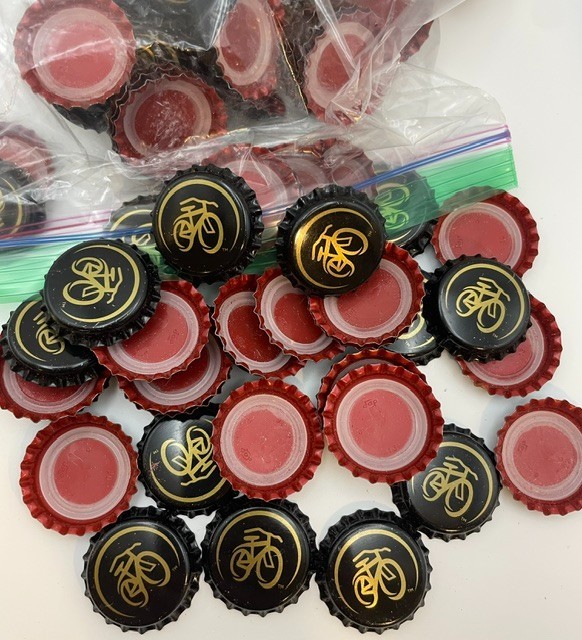 100 NEW BELGIUM BICYCLE BEER BOTTLE CAPS BLACK GOLD UNCRIMPED NEW PROJECT READY