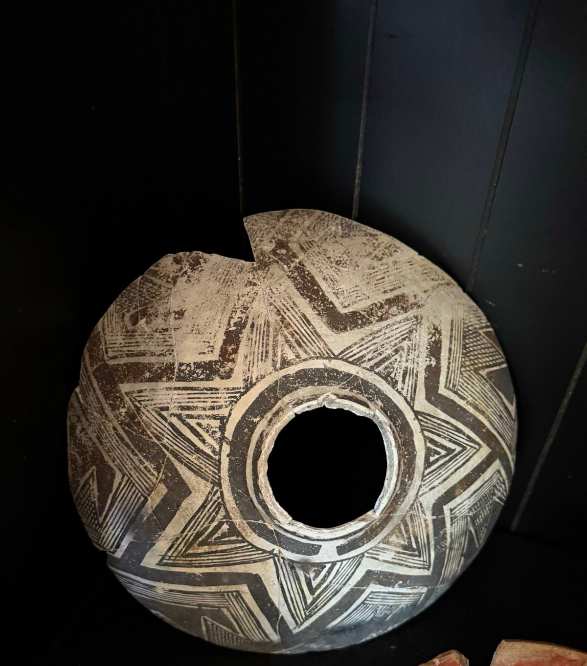 Prehistoric Anasazi, black and white Olla top