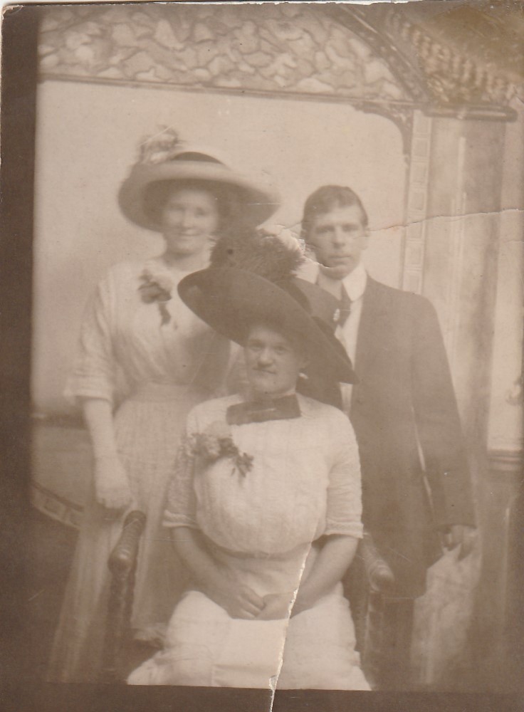 1910/20s Vintage photo of 2 women and a man, found photos