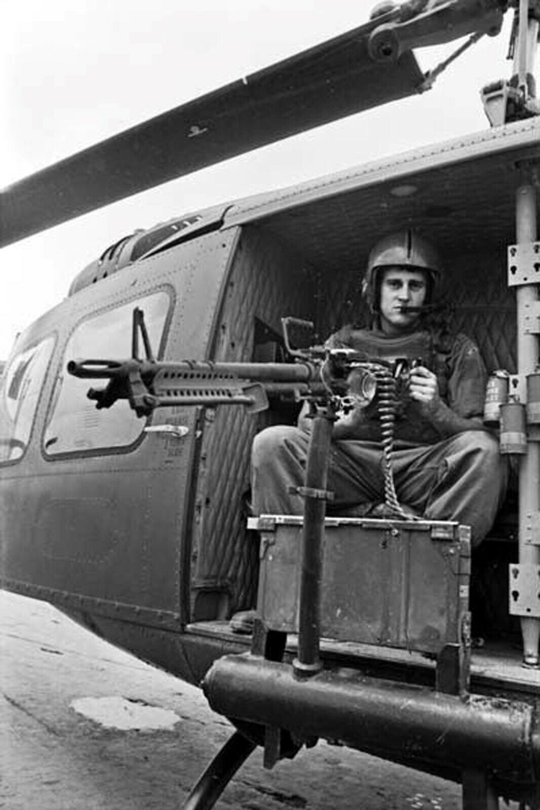 Vietnam war machine gunner in helicopter WW2 Photo Glossy 4*6 in β029
