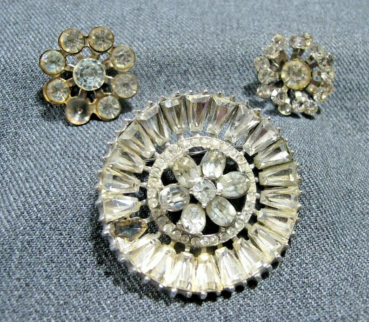 Vintage unbranded clear rhinestones flower pins brooches rhinestones missing