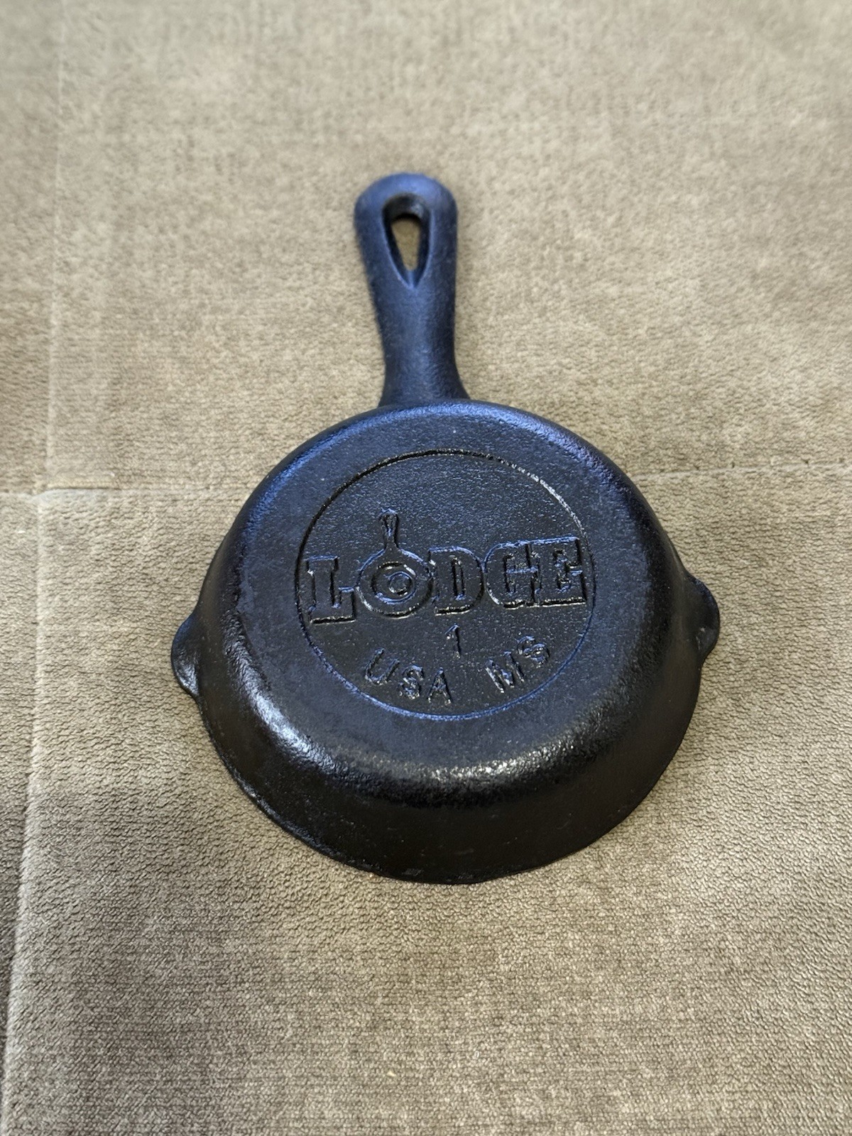 Vintage Lodge No. 1 MS USA Mini Cast Iron Skillet - 3 1/2\
