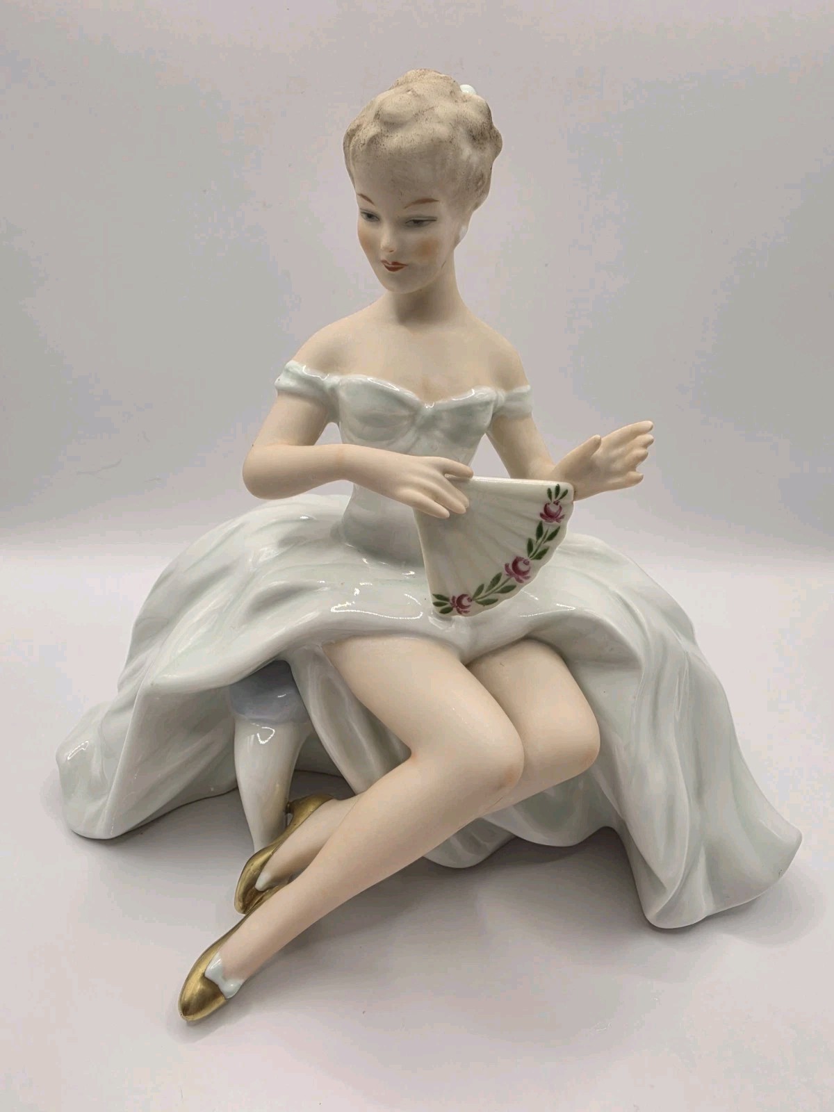 Vintage WALLENDORF PORZELLAN Germany Sitting Lady with Fan Figurine 1590/1