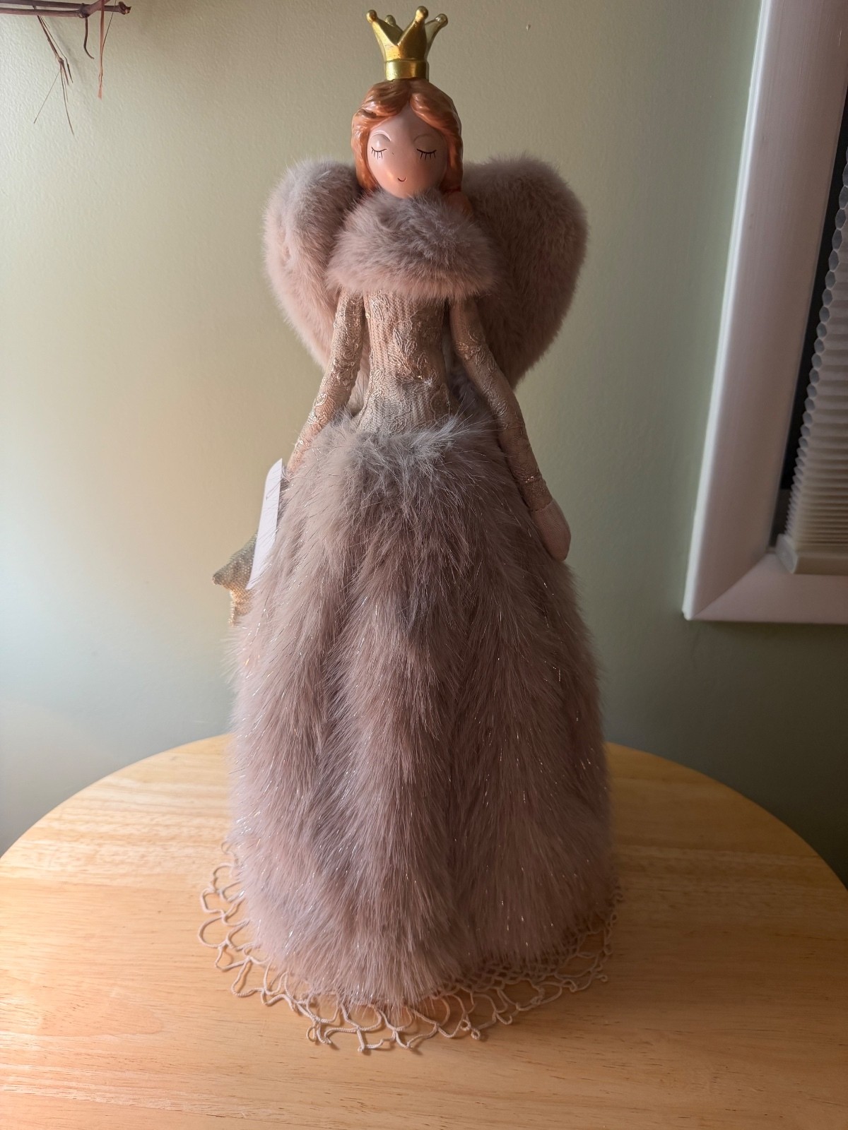 Bella Lux Collection de Noël Angel Figurine with Faux Fur Gown and Wings
