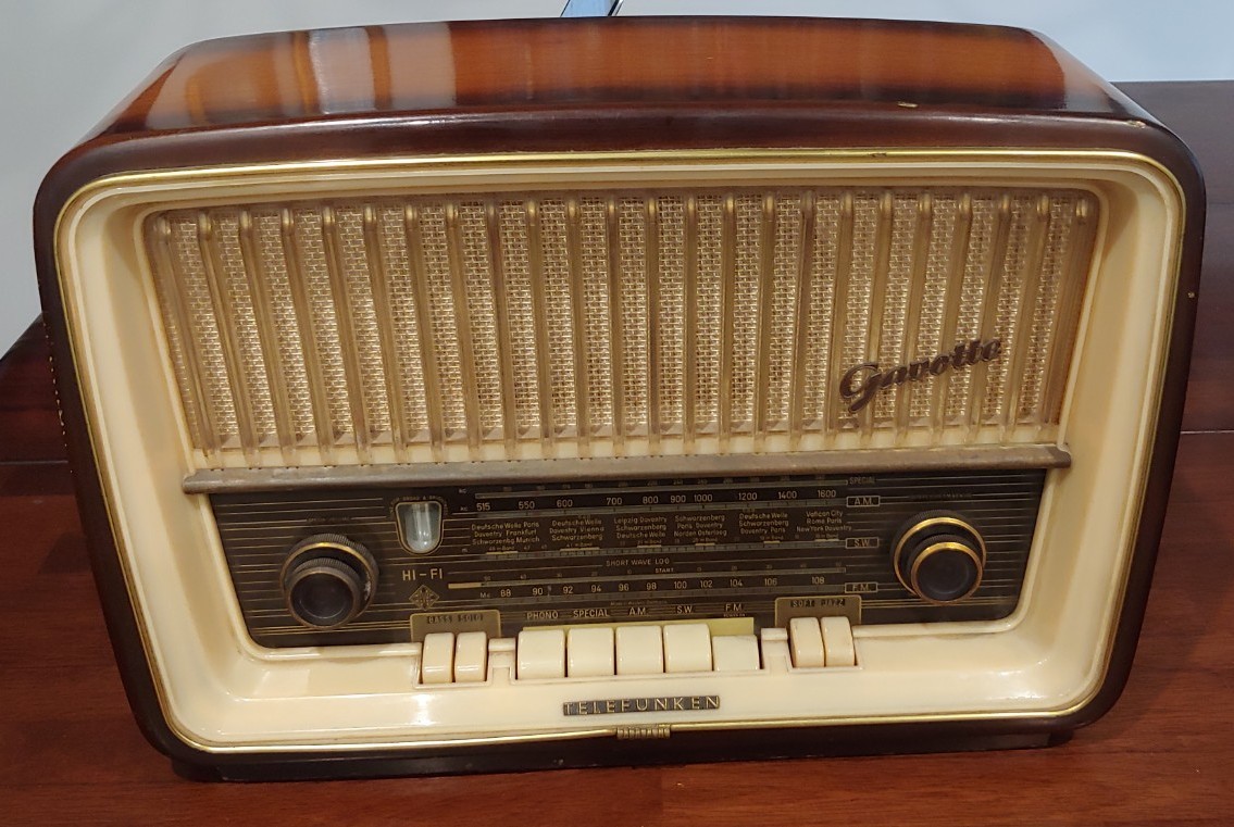 Orig 1958 TELEFUNKEN Model GAVOTTE 8E Tube RADIO Works As It Should EXCELLENT