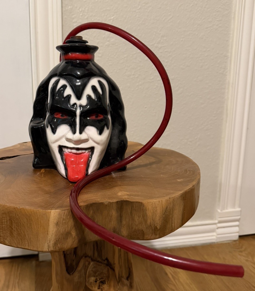 Very Rare KISS Gene Simmons Tongue Collector’s Water Pipe Bong Very Rare KISS Gene Simmons Tongue Collector’s Water Pipe Bong