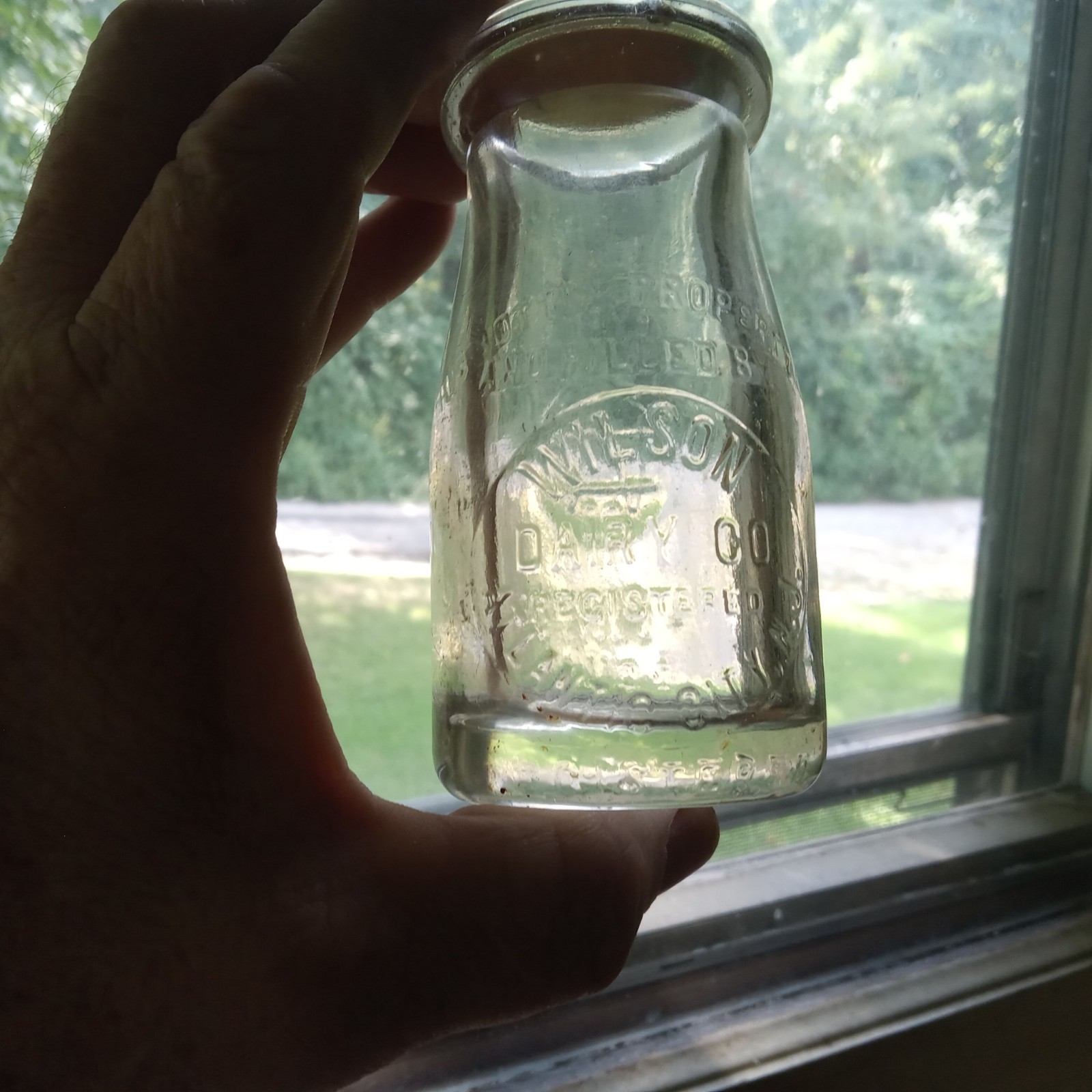 ATLANTIC CITY,NJ WILSON DAIRY CO CUTE LITTLE 1/4 PINT MILK BOTTLE