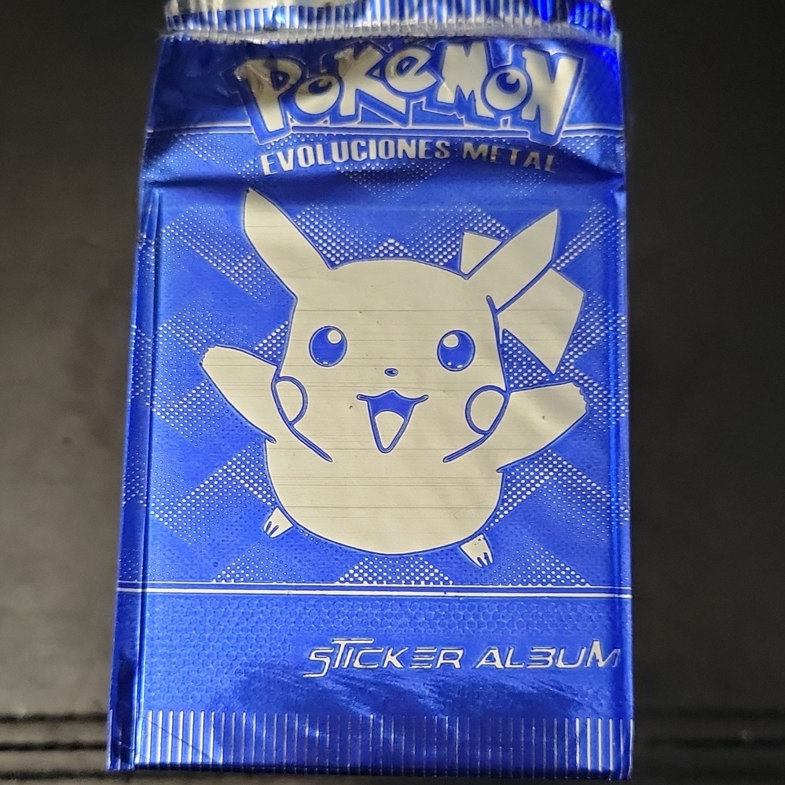 PRISMA Pokémon Evoluciones Metal Sticker Album 1 Pack, Spanish, Pikachu 2022
