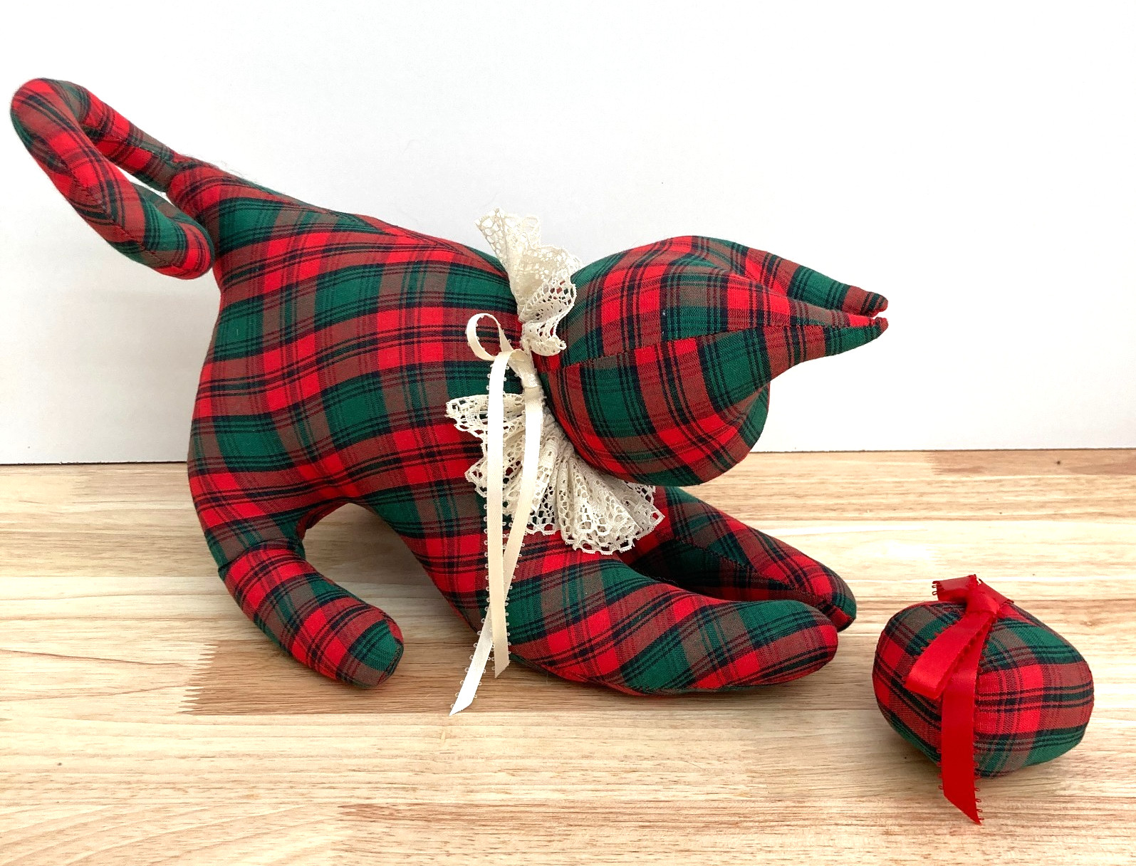 Vtg Handmade stuffed plaid cat folk art Christmas decor cottage patchwork sewn