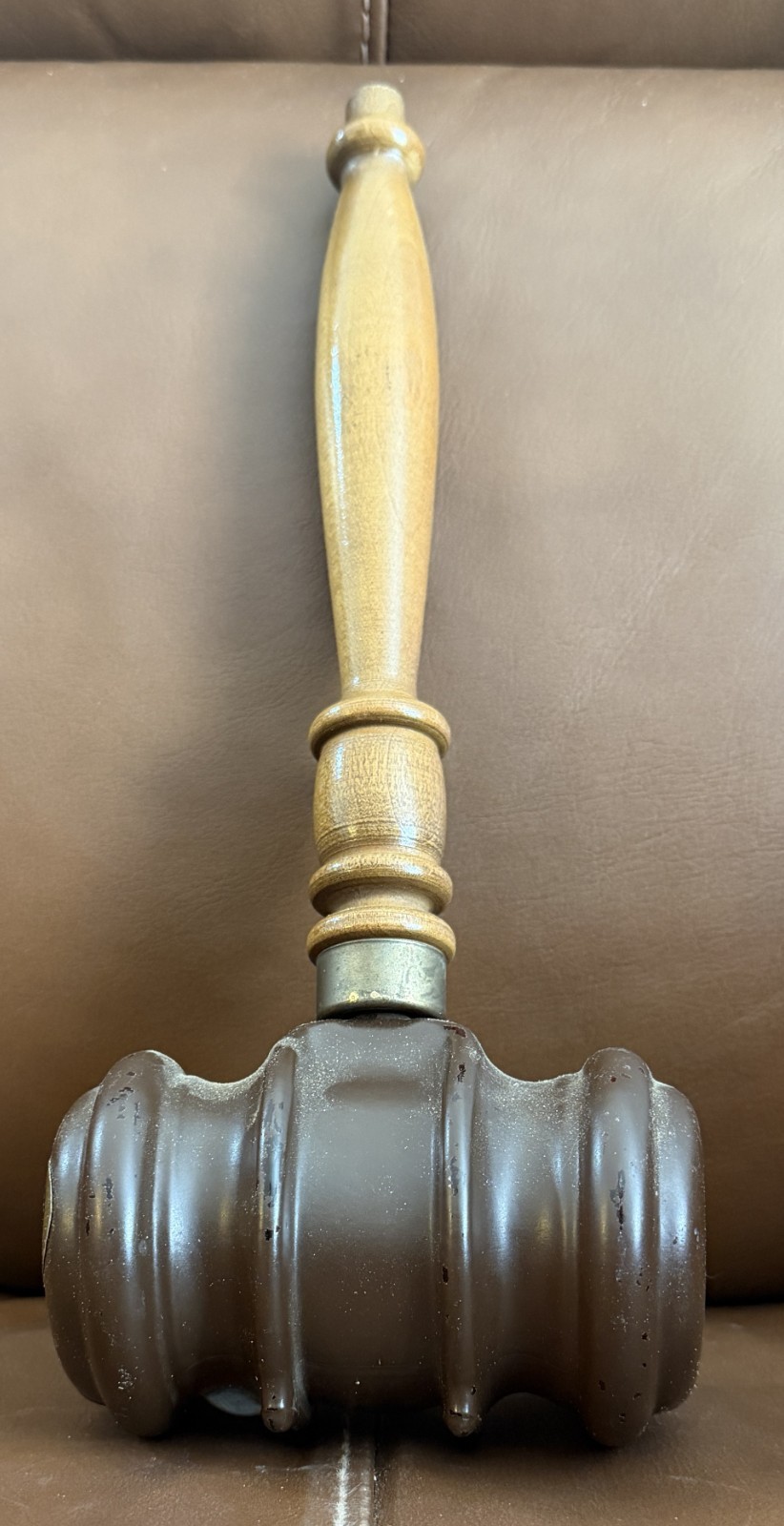 VINTAGE 1982 EZRA BROOKS JUDGE\'S WOOD & PLASTIC GAVEL DECANTER