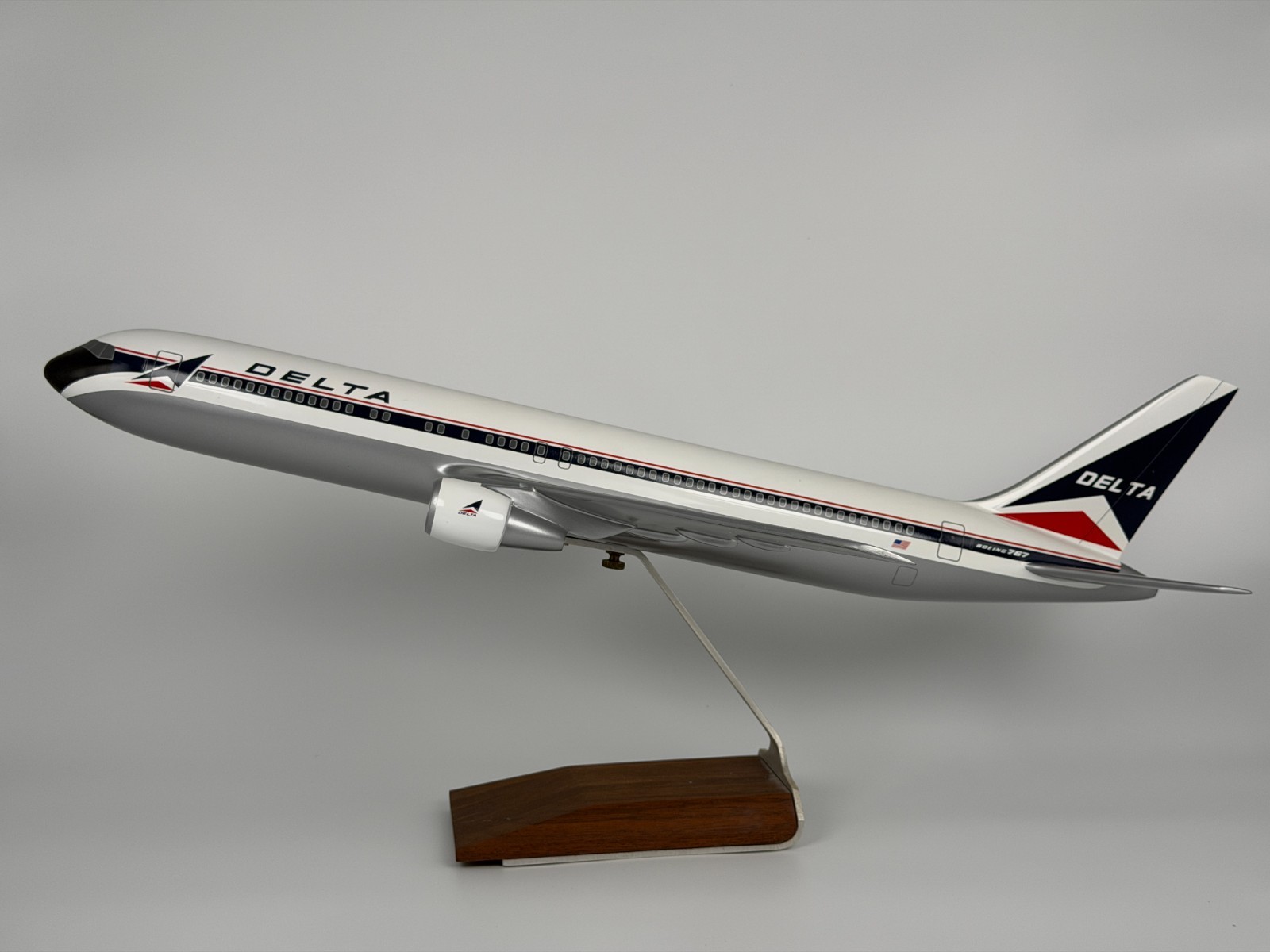 1/100 Scale Wesco Delta Air Lines Boeing 767-300 Widget Vintage Model Aircraft