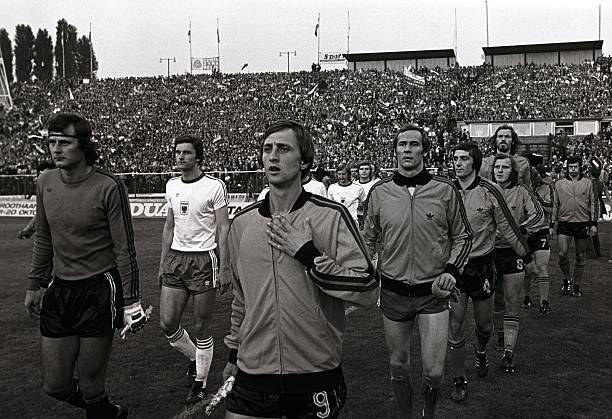 Johan Cruijff Jan Van Beveren Adrie Van Kraaij Rene Van 1975 OLD FOOTBALL PHOTO