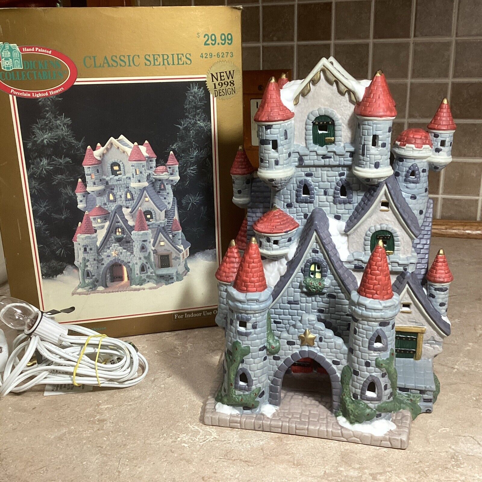 “ Dickens Collectibles “ CLASSIC CASTLE  Lighted Porcelain House W/Light