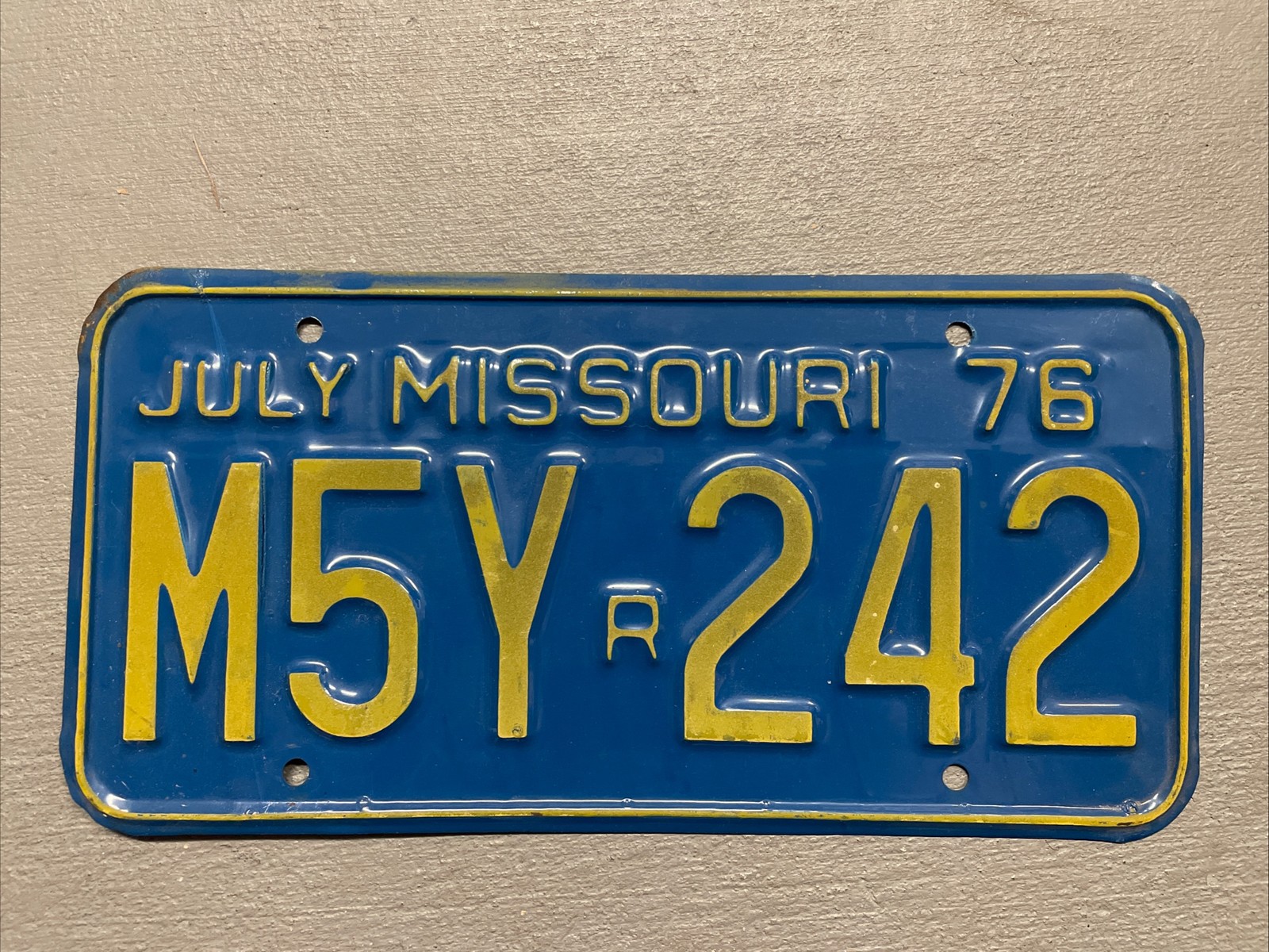 VINTAGE 1976 MISSOURI LICENSE PLATE BLUE/YELLOW M5Y-242 REISSUE RARE