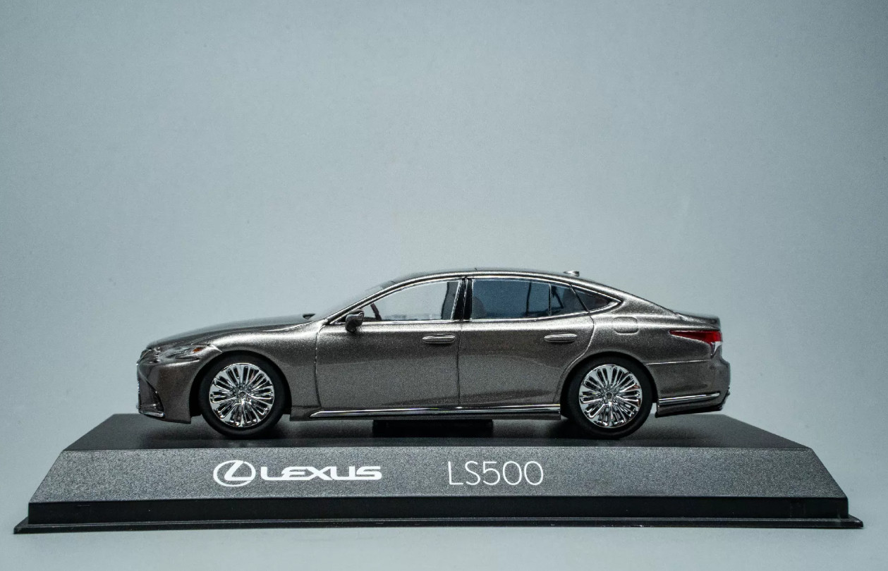 Kyosho 1/43 Lexus LS500 Metallic Grey w/ White Interior Kyosho 1/43 Lexus LS500 Metallic Grey w/ White Interior