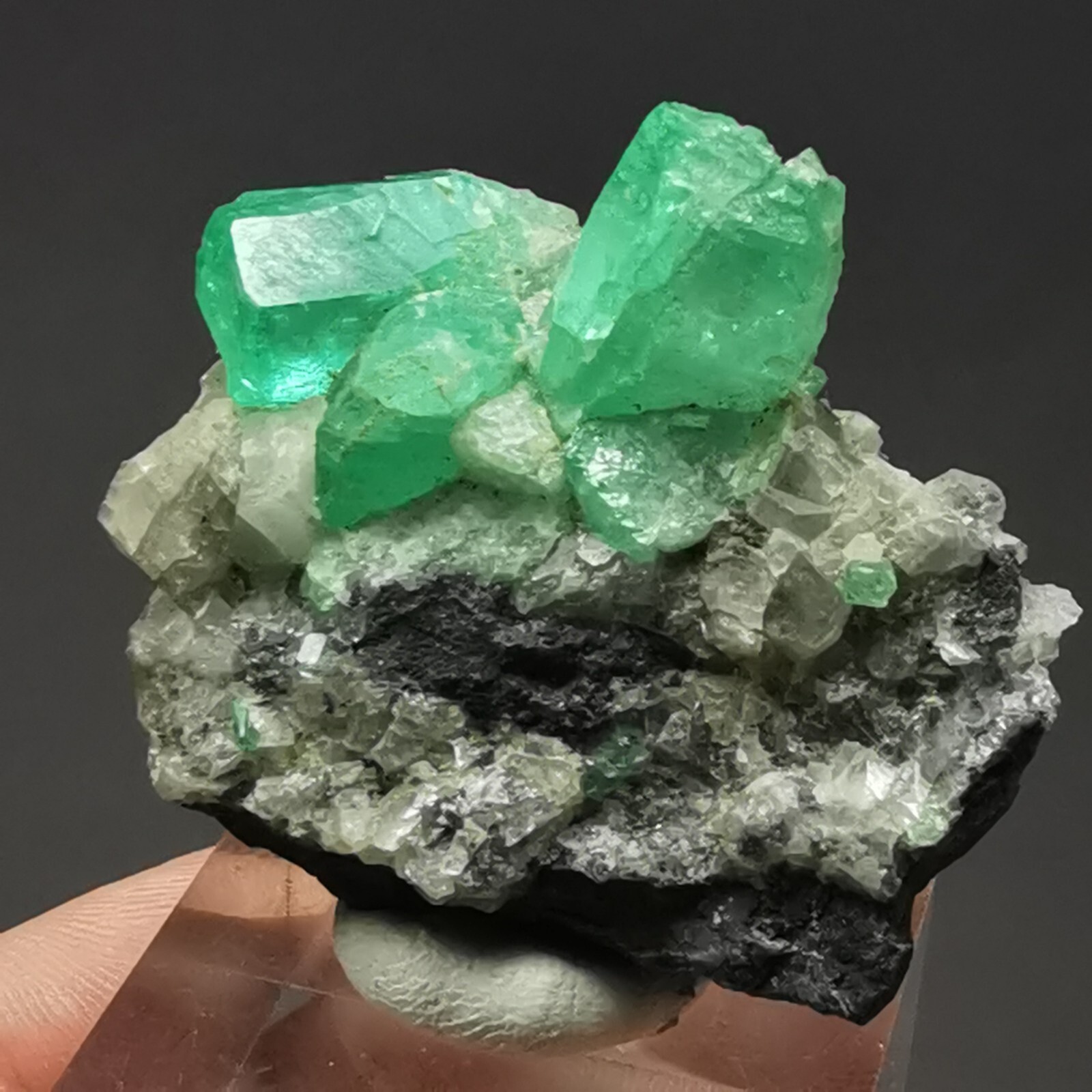 117ct GEMMY Emerald w. Matrix  /Muzo, Colombia / Rough Crystal Gemstone Specimen