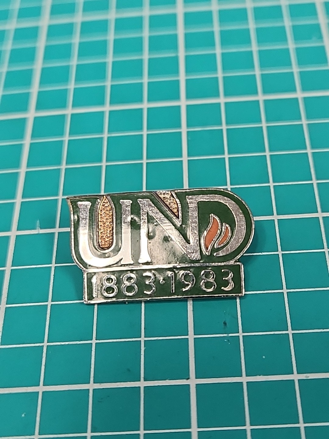 Vtg UND University Of North Dakota 1983 100 Years Silver Tone Lapel Pin
