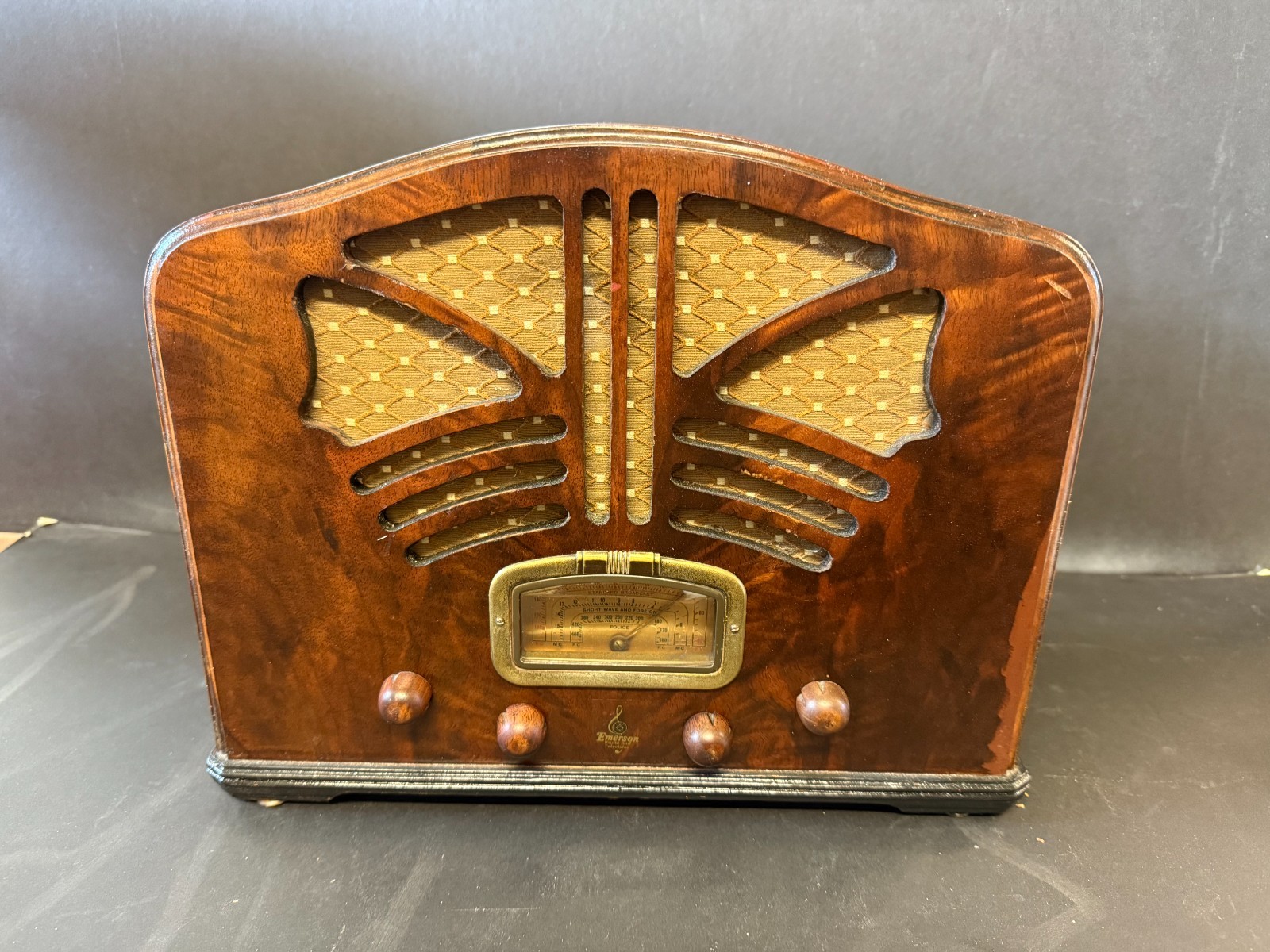 Vintage 1935 Emerson Model 111 three band tube radio.